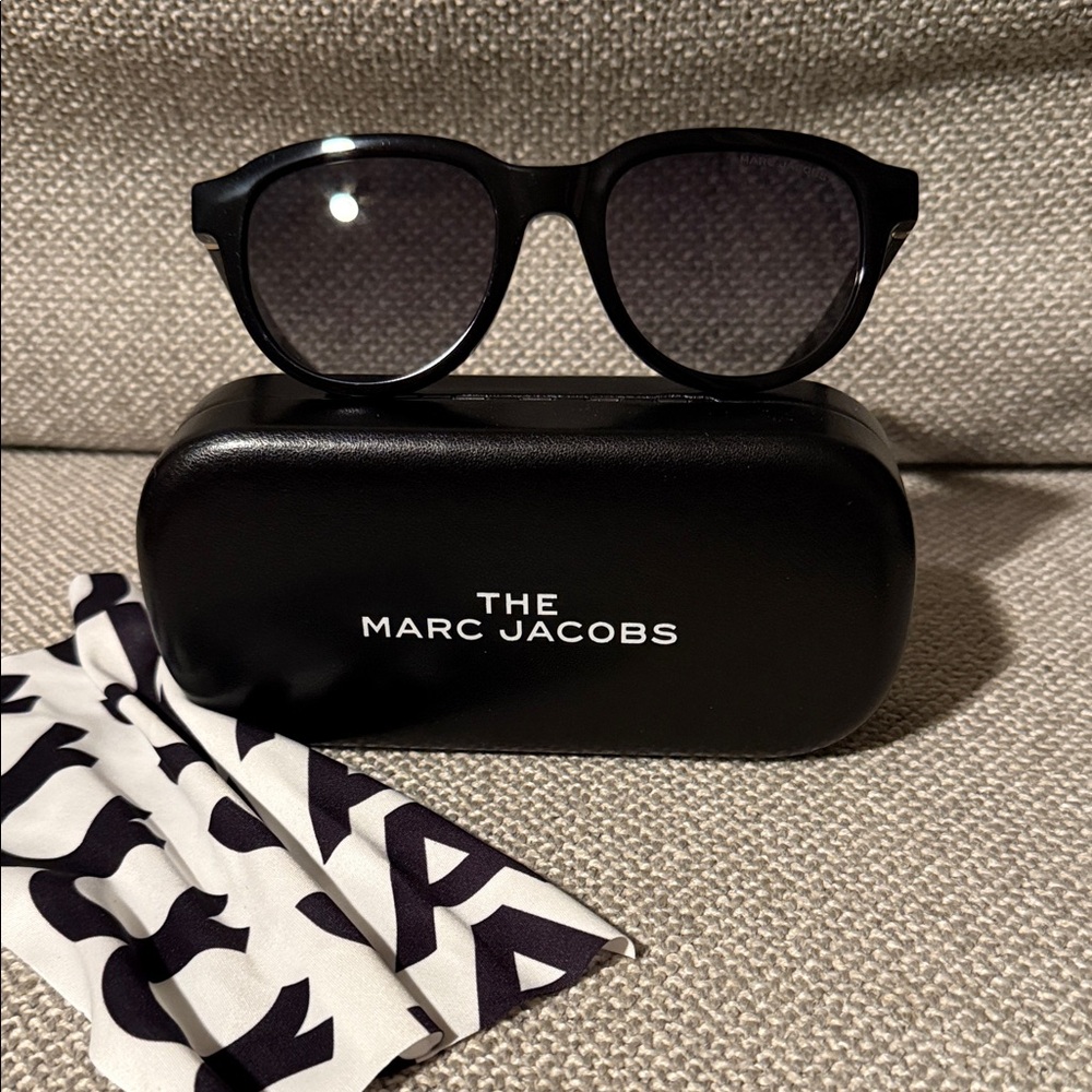 Marc Jacobs Black Round Sunglasses with Gradient Lenses